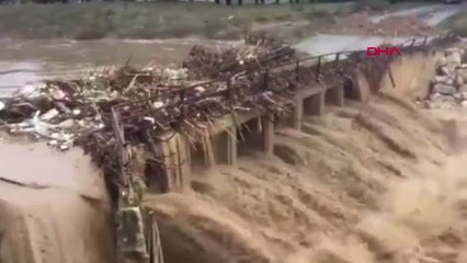 İzmir Torbalı'da Yağmur Çayı Taşırdı, Köprüye Zarar Verdi