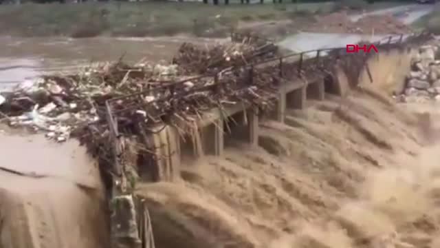 İzmir Torbalı'da Yağmur Çayı Taşırdı, Köprüye Zarar Verdi