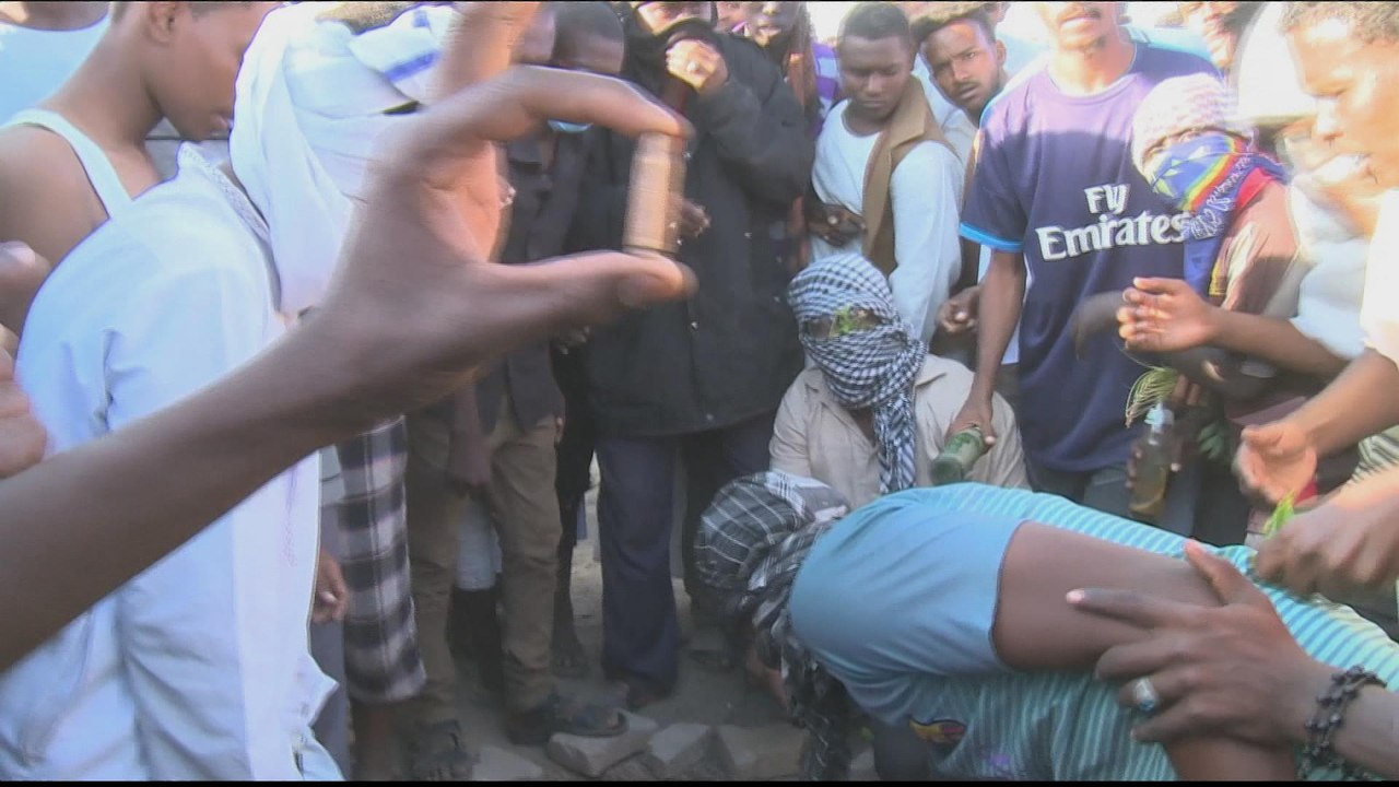 Sudan: Police fire tear gas as hundreds protest against al-Bashir