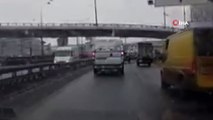 - Rusya'da araçların arasına sıkışan kamyon devrildi