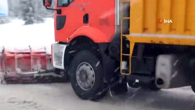 Denizli-Antalya Karayolu'nda Kar Ulaşımı Aksatıyor