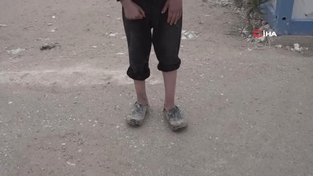 Suriye'de Çocukların Yüzü Çizmelerle Güldü- Suriye'de Savaş Mağduru Çocuklara 64 Bin Çizme, Kazak...