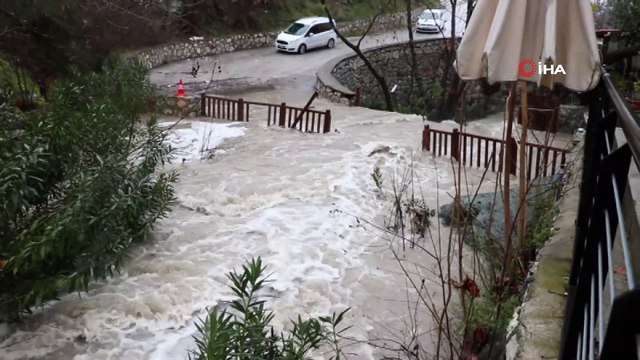 Sel suları köprüyü aştı, görenler hatıra fotoğrafı çekildi