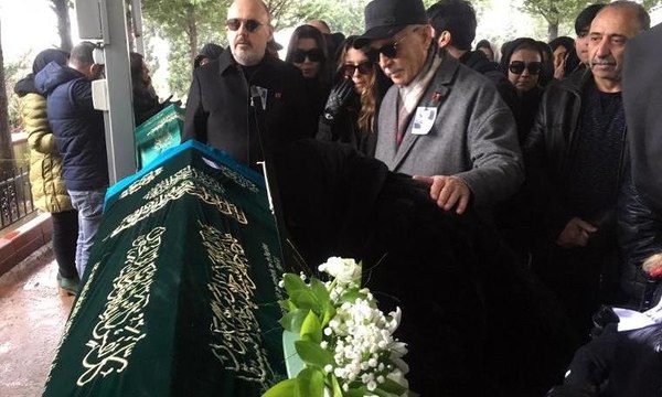 Hande Erçel'in annesi son yolculuğuna uğurlandı