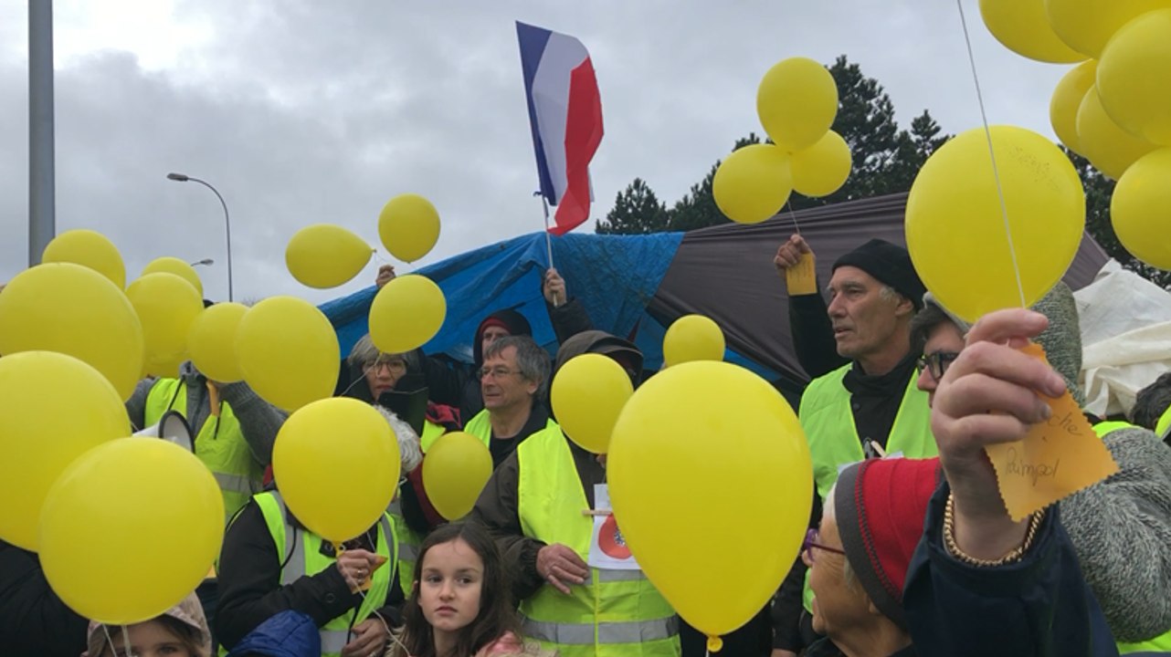 Un lâcher de ballons jaunes pour ne rien lâcher