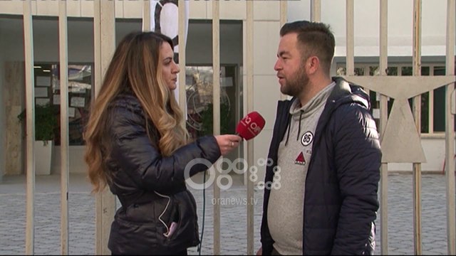 Ora News - Vijon ngujimi i studentëve, përplasen me rojet e sigurisë në Fakultete