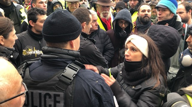 Gilets jaunes: discussion avec des policiers, place de la République