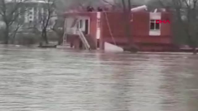 Balıkesir Susurluk Çayı Taştı, Mahsur Kalan 7 Köpekten 4'ü Kurtarıldı