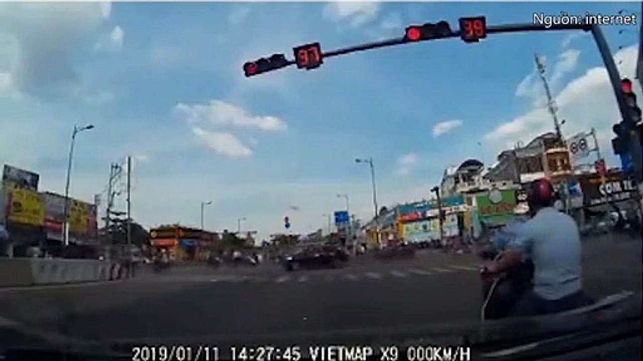 Ô tô liên tục bóp còi đòi vượt đèn đỏ, thanh niên đi xe máy 'nóng mặt' nhảy xuống đường 'dạy dỗ'