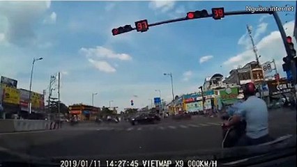 Ô tô liên tục bóp còi đòi vượt đèn đỏ, thanh niên đi xe máy 'nóng mặt' nhảy xuống đường 'dạy dỗ'