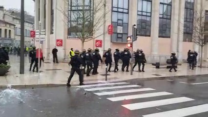 Bar-le-Duc : CRS et gilets jaunes boulevard de La Rochelle