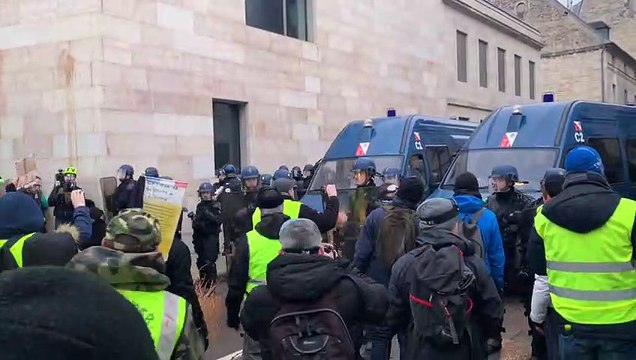 A Besançon, les gilets jaunes sont bloqués bien en amont de la préfecture