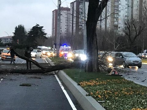 İstanbul'da Feci Kaza! Cadde Savaş Alanına Döndü