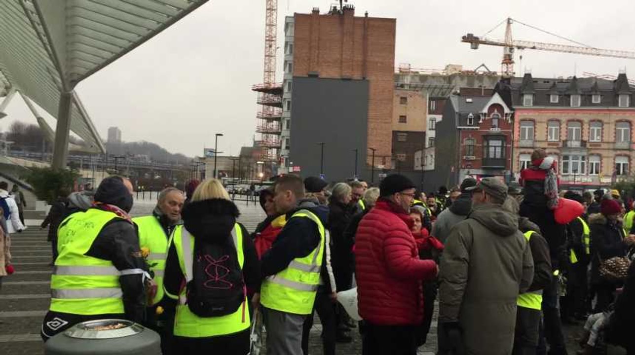 Gilet jaunes: plusieurs centaines de personnes entament une marche blanche à Liège