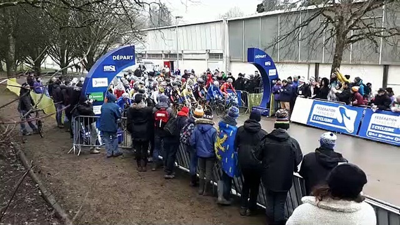 départ de la course espoirs lors des championnats de France de cyclocross à Besançon