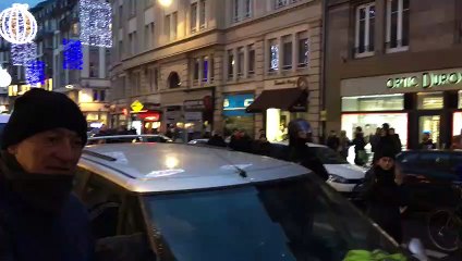 Une femme prise en charge par les pompiers dans la confusion rue du 22-Novembre