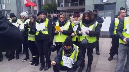 Un groupe de manifestant rend hommage aux victimes du mouvement devant la préfecture