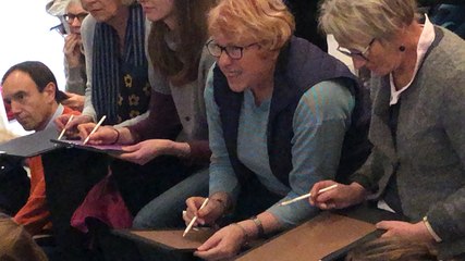 Face au tableau de son père, Laura Szabo organise un atelier dessin au musée