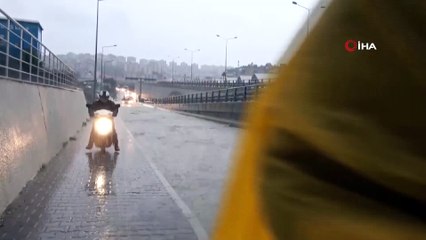 Kuşadası'nda etkili olan yağış yolları göle çevirdi