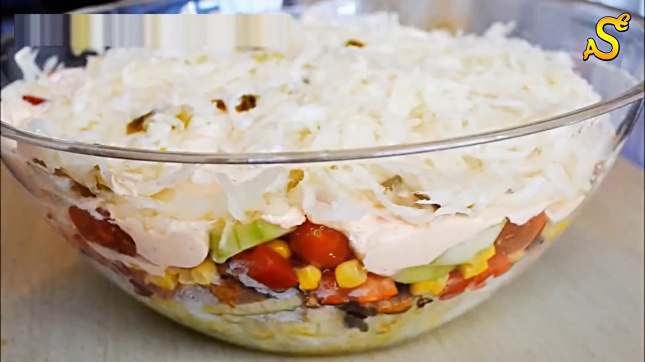 Leckerer schichtsalat / gut vorzubereiten / partyrezepte / layer salad
