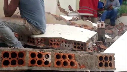 Parede cai e atinge trabalhadores no Bairro Floresta