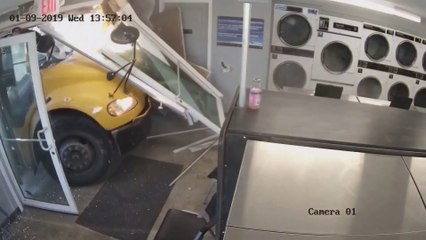 Un bus fini sa route dans une laverie... Fou