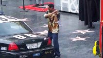 Un dingue détruit une voiture de police sur Hollywood Boulevard