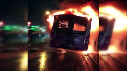 Küçükçekmece’de park halindeki halk otobüsü alev alev yandı