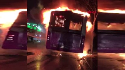Küçükçekmece'de Halk Otobüsü Alev Alev Yandı