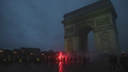 Los "chalecos amarillos" redoblan su pulso con protestas más numerosas