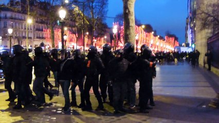 5- Le policier en civil aime tirer au flash-ball (Paris 12 janvier)