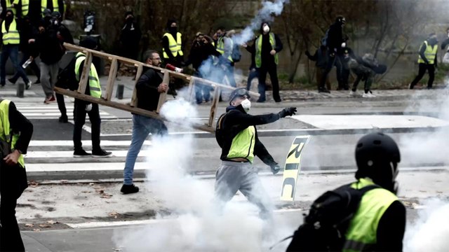 السترات الصفراء تصعّد بشوارع باريس.. فما خيارات حكومة ماكرون؟