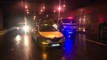 Taksiyi kovalayan polis aracı kaza yaptı
