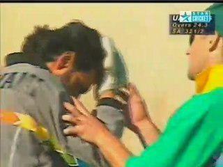 !! Ouch !! Allan Donald hits Sultan Zarawani on the head after Gary Kirsten’s record