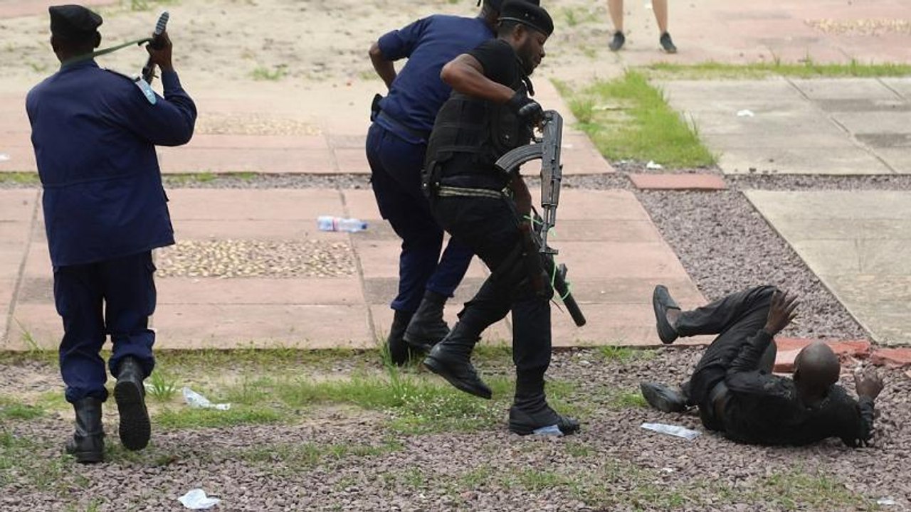 DRC: Fayulu supporters dispersed by riot police at court