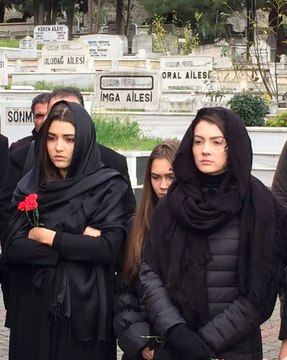 نجوم تركيا يدعمون هاندا ارتشيل بعد وفاة والدتها