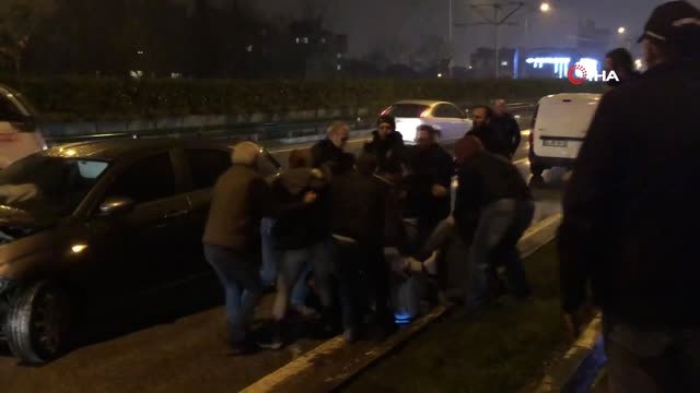 Makas Atarken Kaza Yaptı, Kaza Sonrası Yumruklar Havada Uçuştu