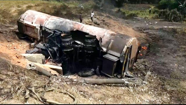 Nigeria: 12 dead after leaking oil tanker explodes