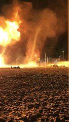 Il filme une tornade de feu !