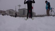 Futbol Sahasında Kayaklı Koşu Antrenmanı