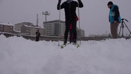 Futbol Sahasında Kayaklı Koşu Antrenmanı