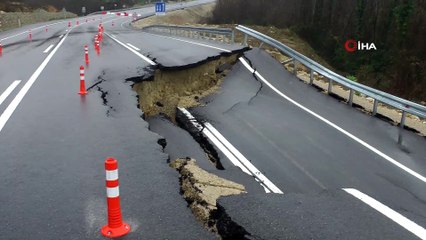Sağanak yağış sahil yolunu çökertti