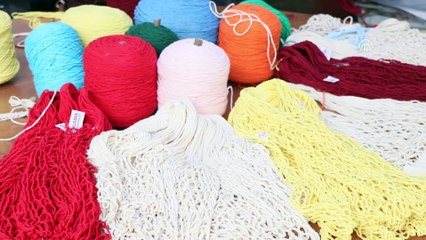 Bergamalı kadınlar çevre dostu file örüyor - İZMİR