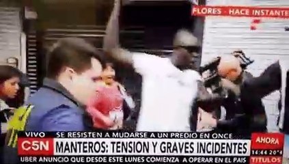 Policía de la metropolitana intenta reprimir a mantero