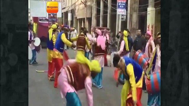 कुंभ में रविवार को भगवान राम और हनुमान की अगुवाई