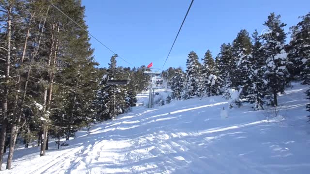 Kar Kalınlığının 1,5 Metreye Ulaştığı Merkezde Kayak Keyfi