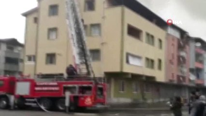 Çatı Katında Çıkan Yangın Mahalleliyi Sokağa Döktü