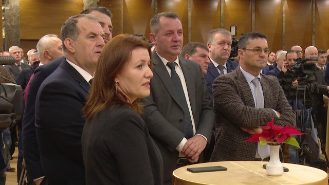 Studentët/ Lleshaj: Një grup i vogël po bllokon universitetin - News, Lajme - Vizion Plus