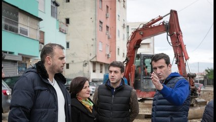 Report Tv - “Fondi i Komuniteteve”, rikonstruktohen edhe godinat e tjera të pallateve “Hawai”