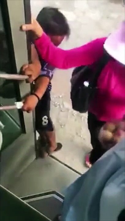 Cậu bé 11 tuổi đứng sát mép cửa xe khách hành nghề khiến bao người lớn bồn chồn, lo lắng